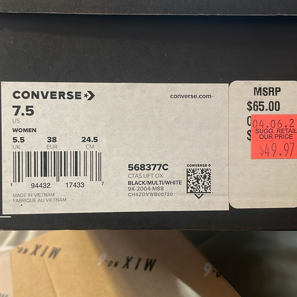 Ladies, low top converse sneakers